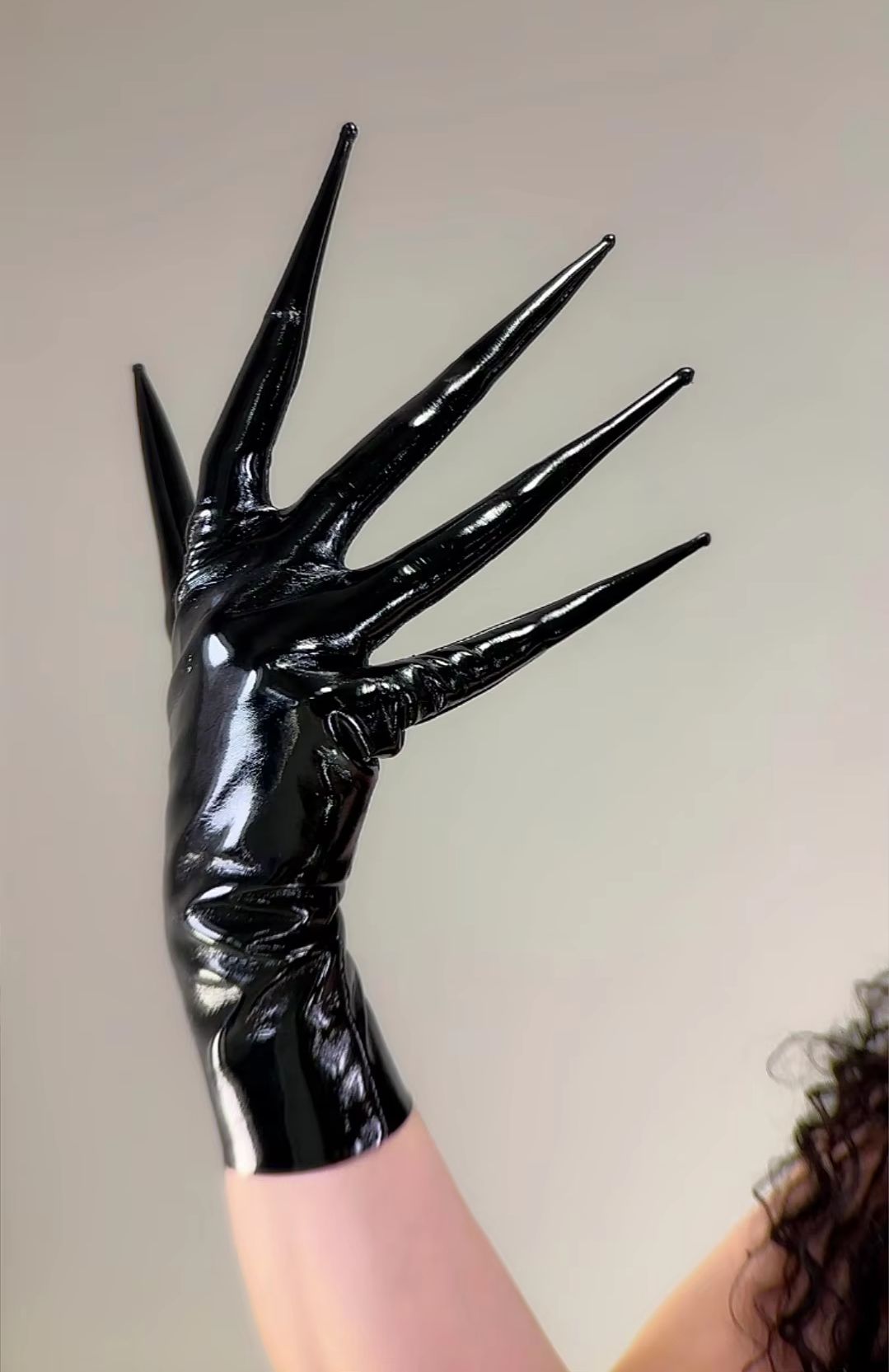 Guanti Neri Lucidi a Artiglio  - Patent Leather Shine recensione e prezzo